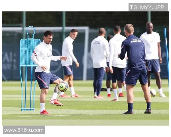 梅西在训练场上的精彩瞬间与足球技巧的完美展现